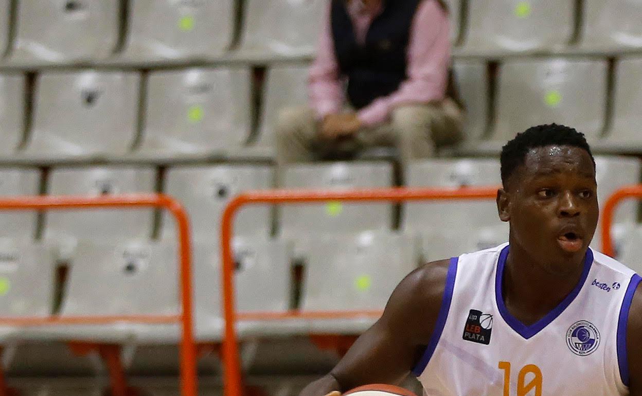 Godspower intenta pasar el balón a un compañero durante el partido de ayer. 