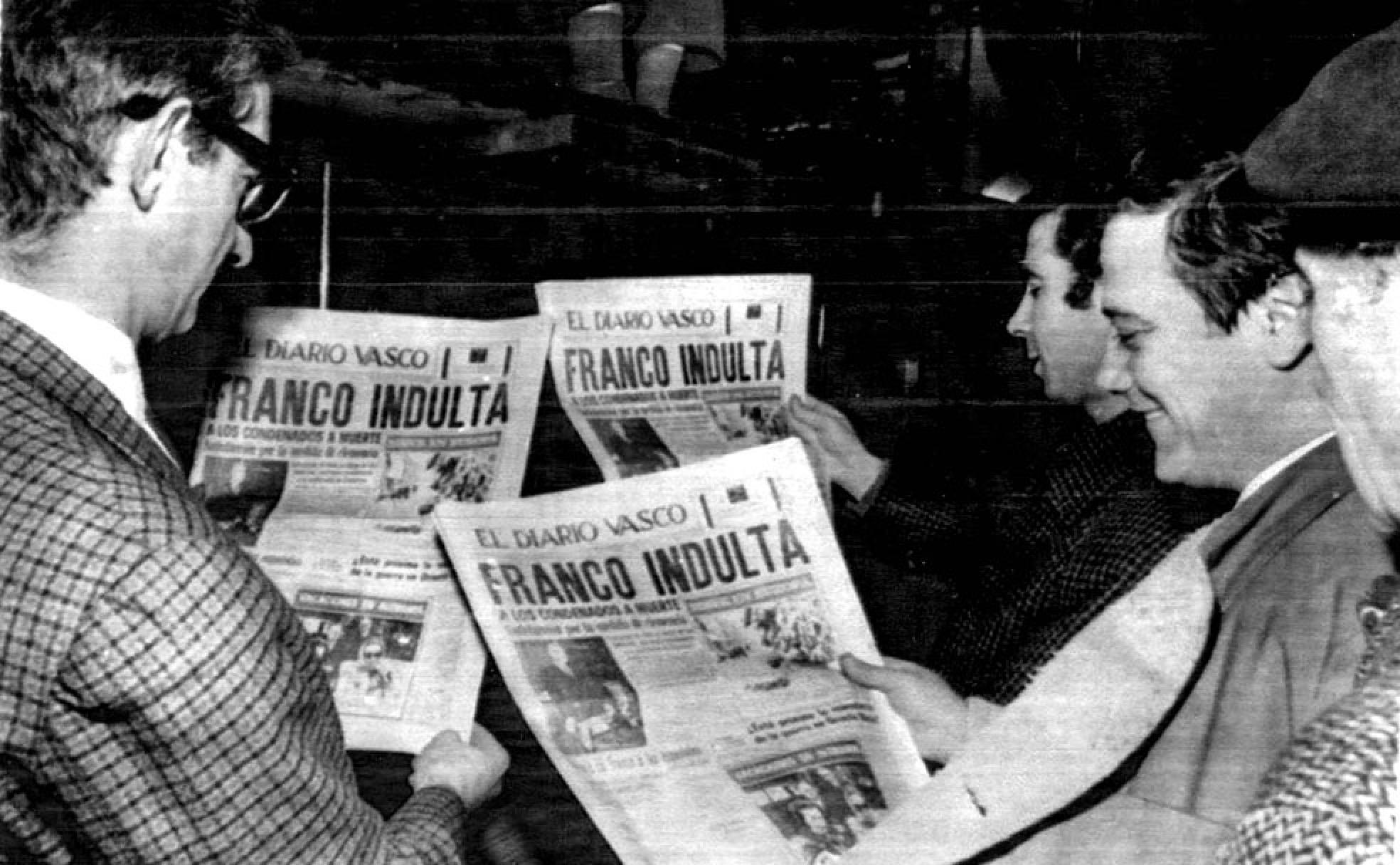 Varios trabajadores del «Diario Vasco» leen los titulares de su periódico que hablan de la decisión de Franco de indultar a los seis miembros de ETA procesados en el juicio de Burgos.