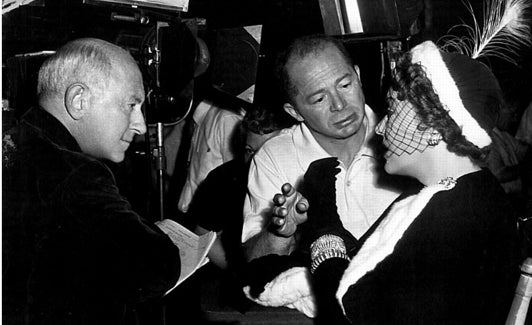 Cecil B. DeMille, Billy Wilder y Gloria Swanson en una pausa del rodaje de la escena en los estudios
