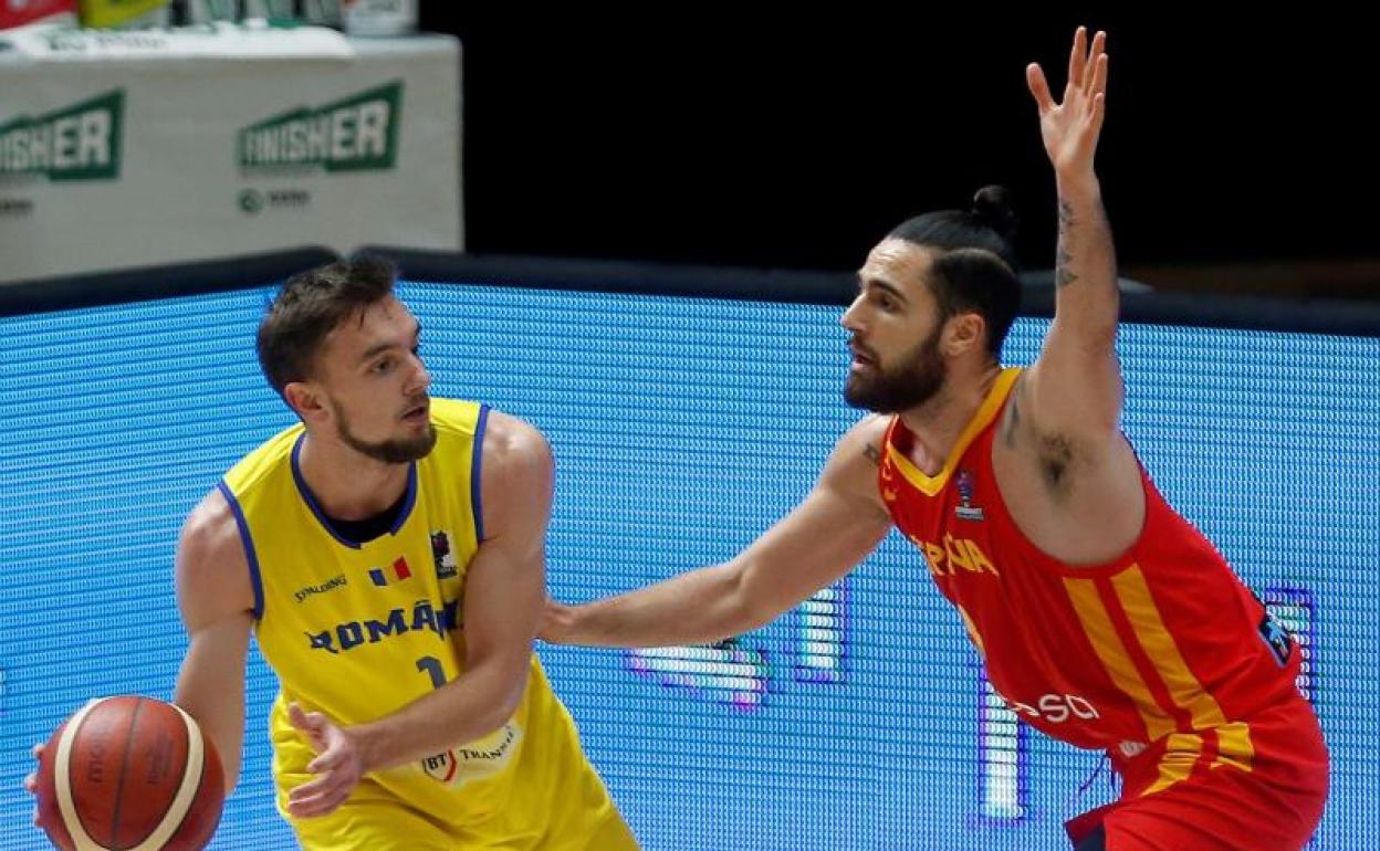 Francis Alonso defiende a un contrario durante el partido ante Rumanía. 