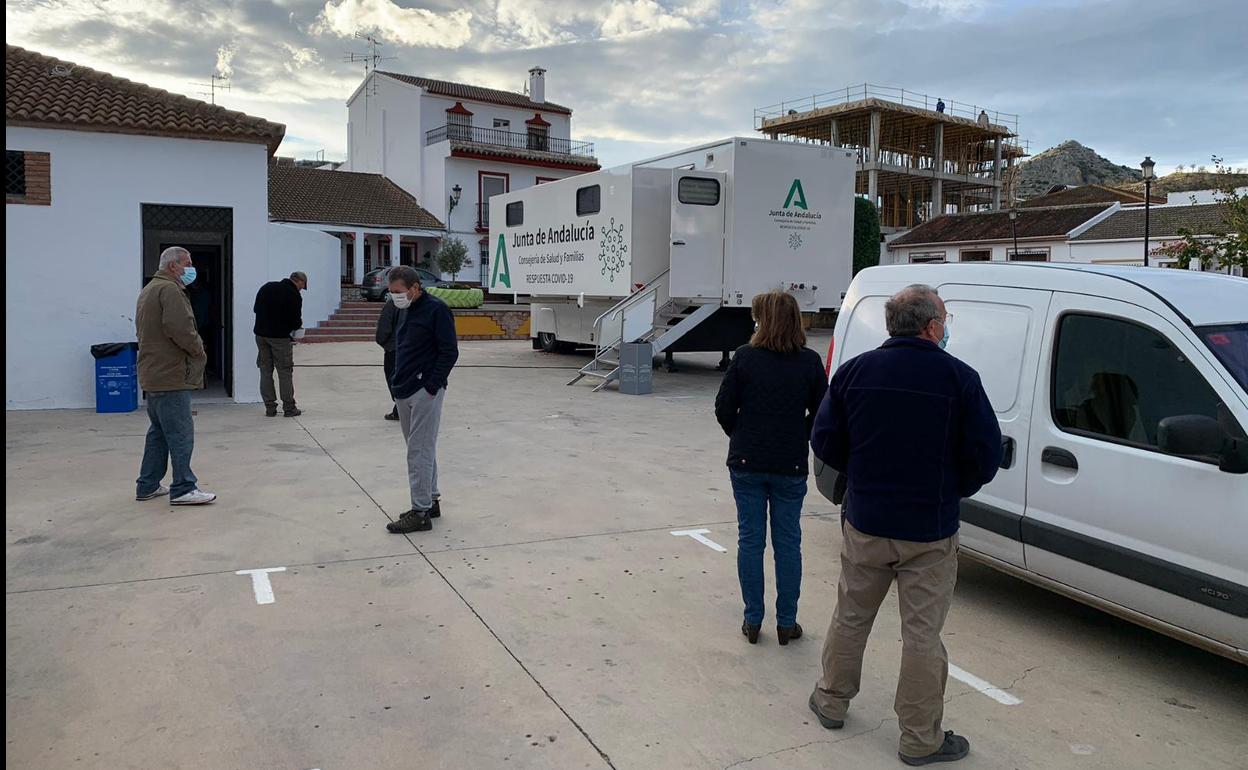 Vecinos de Cuevas del Becerro, este lunes, junto a la unidad móvil de la Junta para hacer las pruebas.