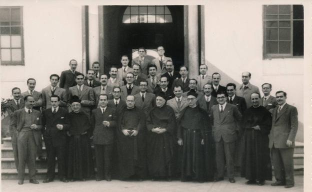 Antiguos alumnos de San Agustín. Enrique García-Herrera es el cuarto por la derecha de la segunda fila. Archivo familia García-Herrera