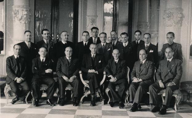 Corporación municipal a principios de los años 40. Enrique García-Herrera es el cuarto por la derecha de la segunda fila. Archivo familia García-Herrera