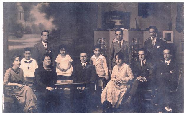 Foto de la familia García-Herrera y García de la Reguera en 1918. Enrique está a la derecha de su padre. Archivo familia García-Herrera.