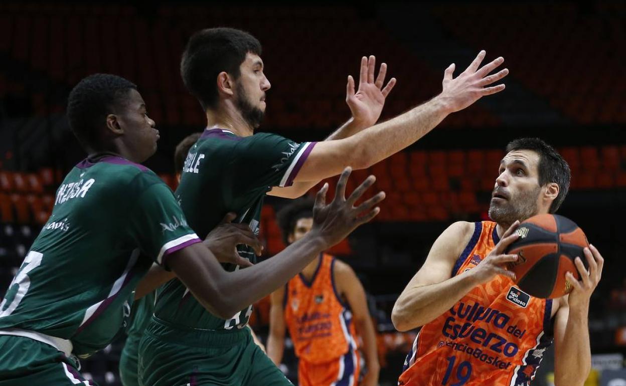 Nzosa y Bouteill presionan a San Emeterio en el partido entre el Valencia y el Unicaja. 