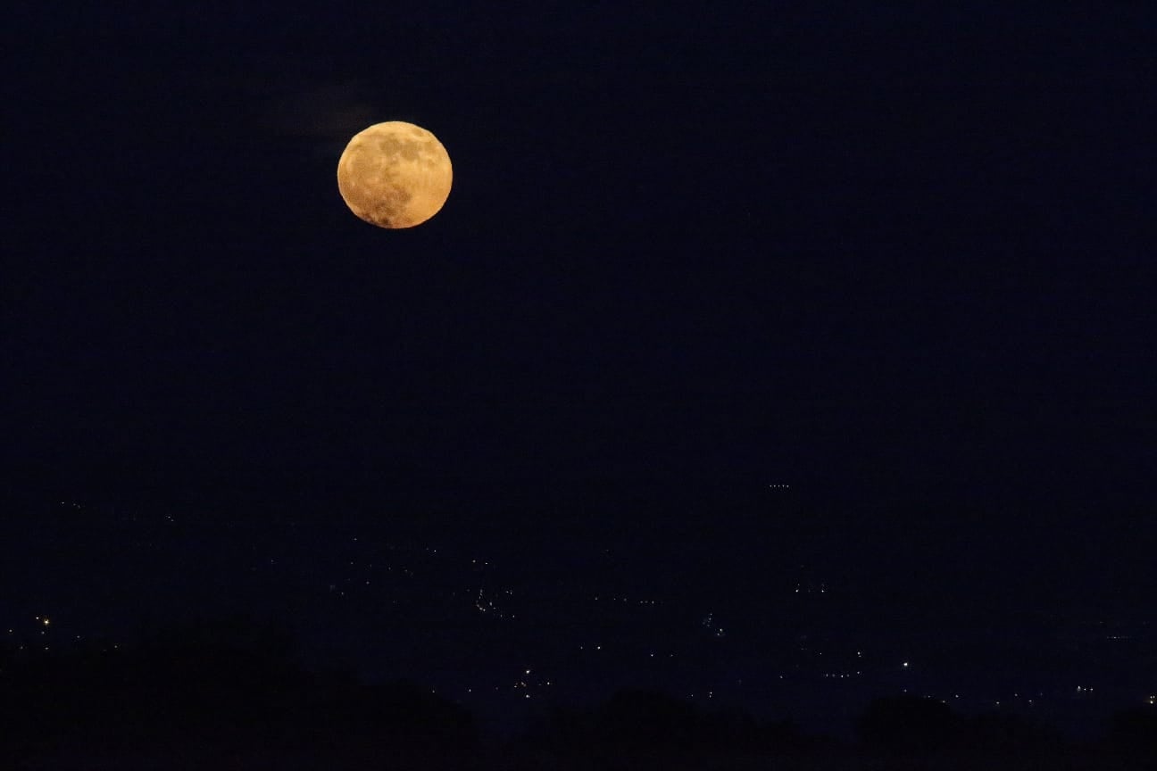 El último eclipse lunar de 2020 se produjo en la noche de este 30 de noviembre. Se trata de un eclipse penumbral (o apulso), que ocurre cuando la Luna pasa a través de la penumbra terrestre y la penumbra ocasiona un sutil oscurecimiento en la superficie lunar