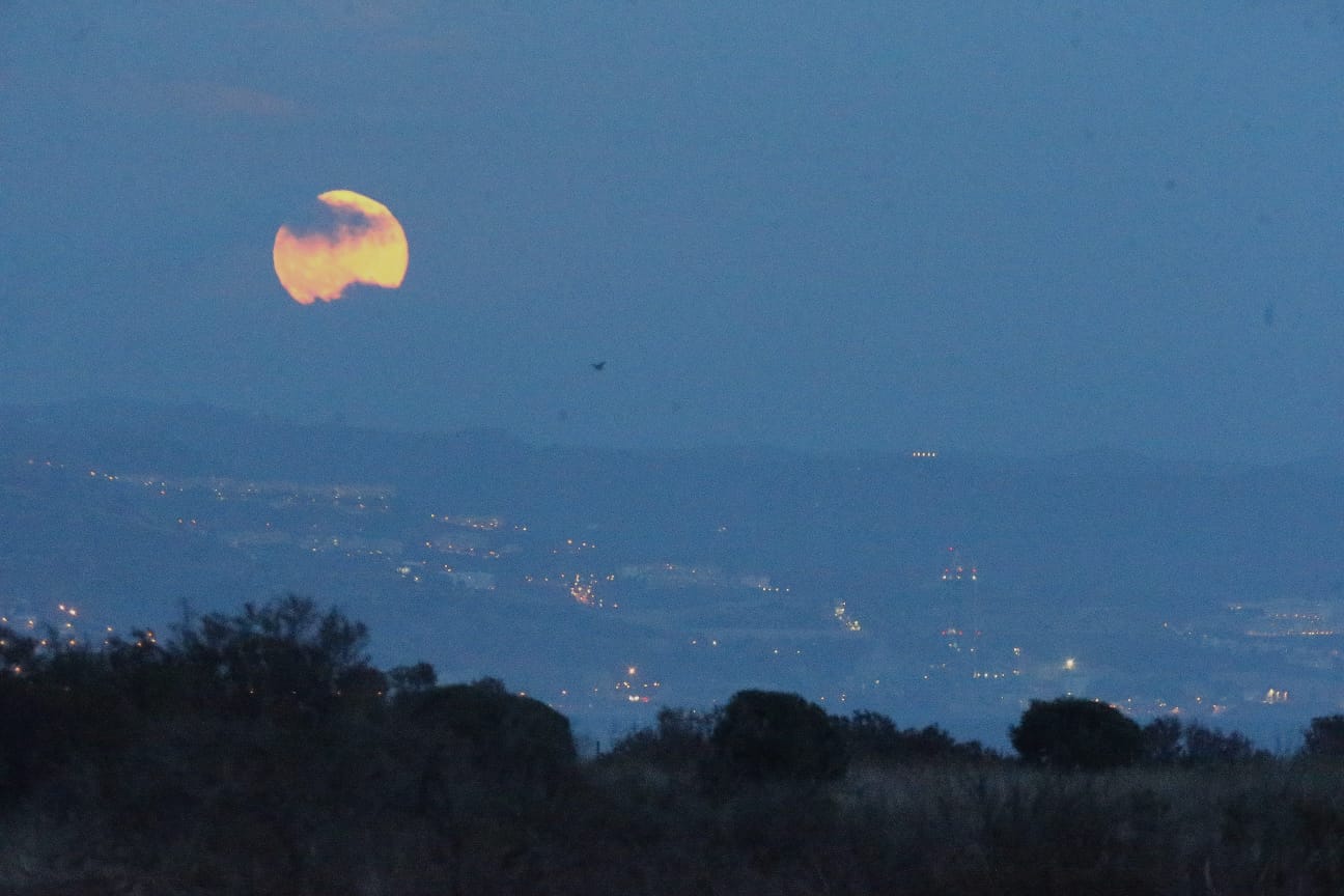 El último eclipse lunar de 2020 se produjo en la noche de este 30 de noviembre. Se trata de un eclipse penumbral (o apulso), que ocurre cuando la Luna pasa a través de la penumbra terrestre y la penumbra ocasiona un sutil oscurecimiento en la superficie lunar