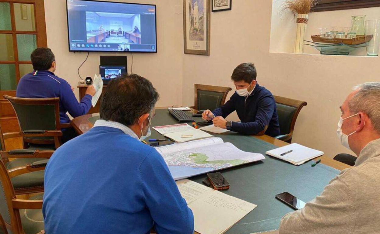 Imagen de la reunión telemática mantenida con los representantes de la Consejería de Ordenación del Territorio. 