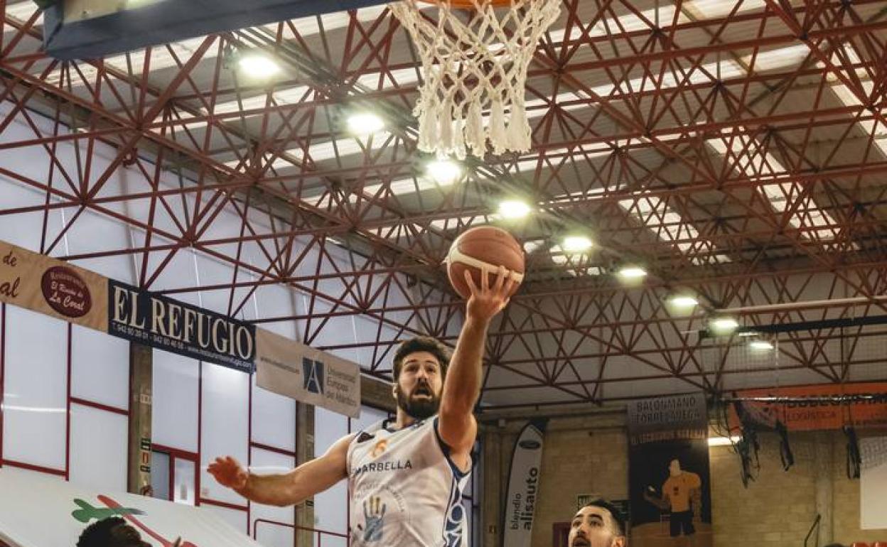 Cameron intenta la canasta en el encuentro ante el Cantabria. 