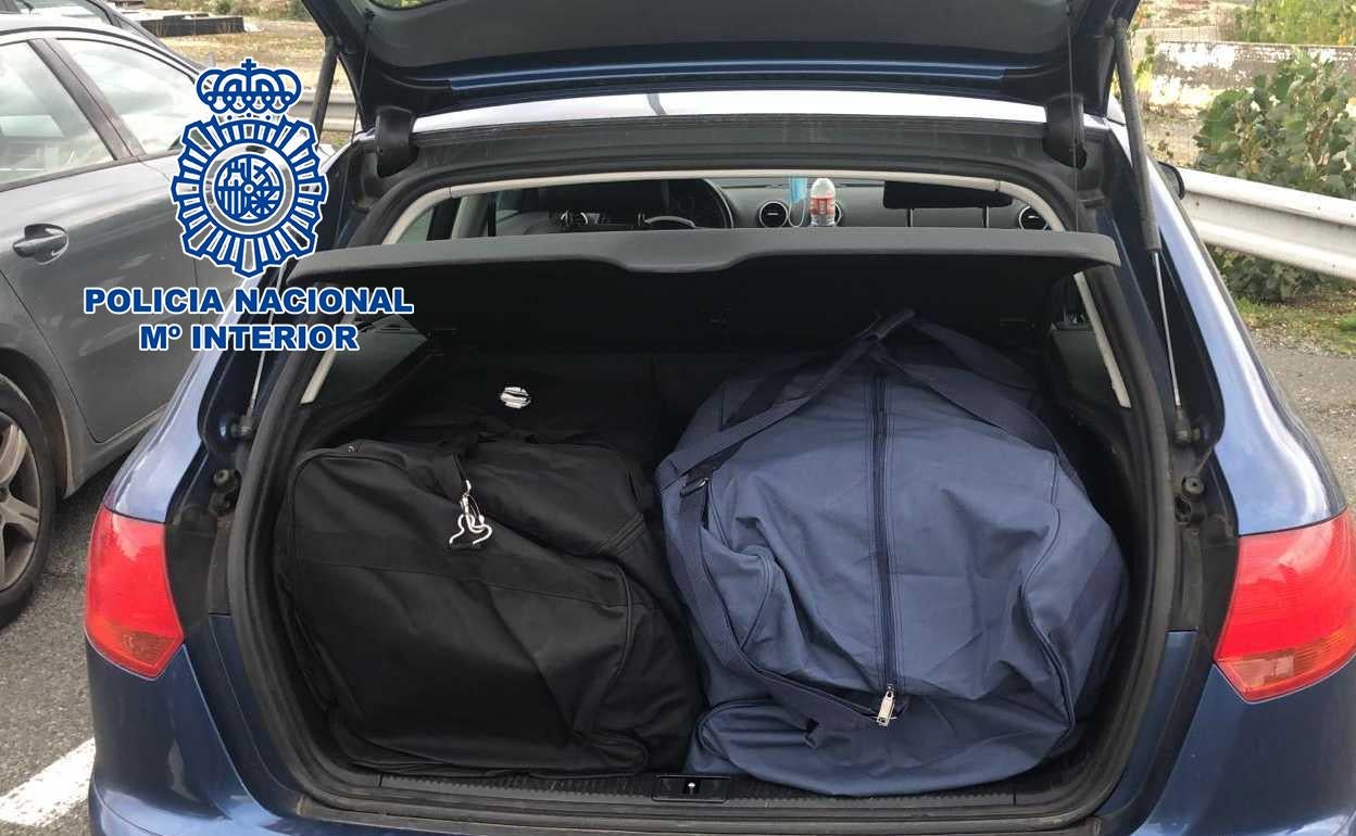 Imagen de uno de los vehículos intervenidos por la Policía Nacional. 