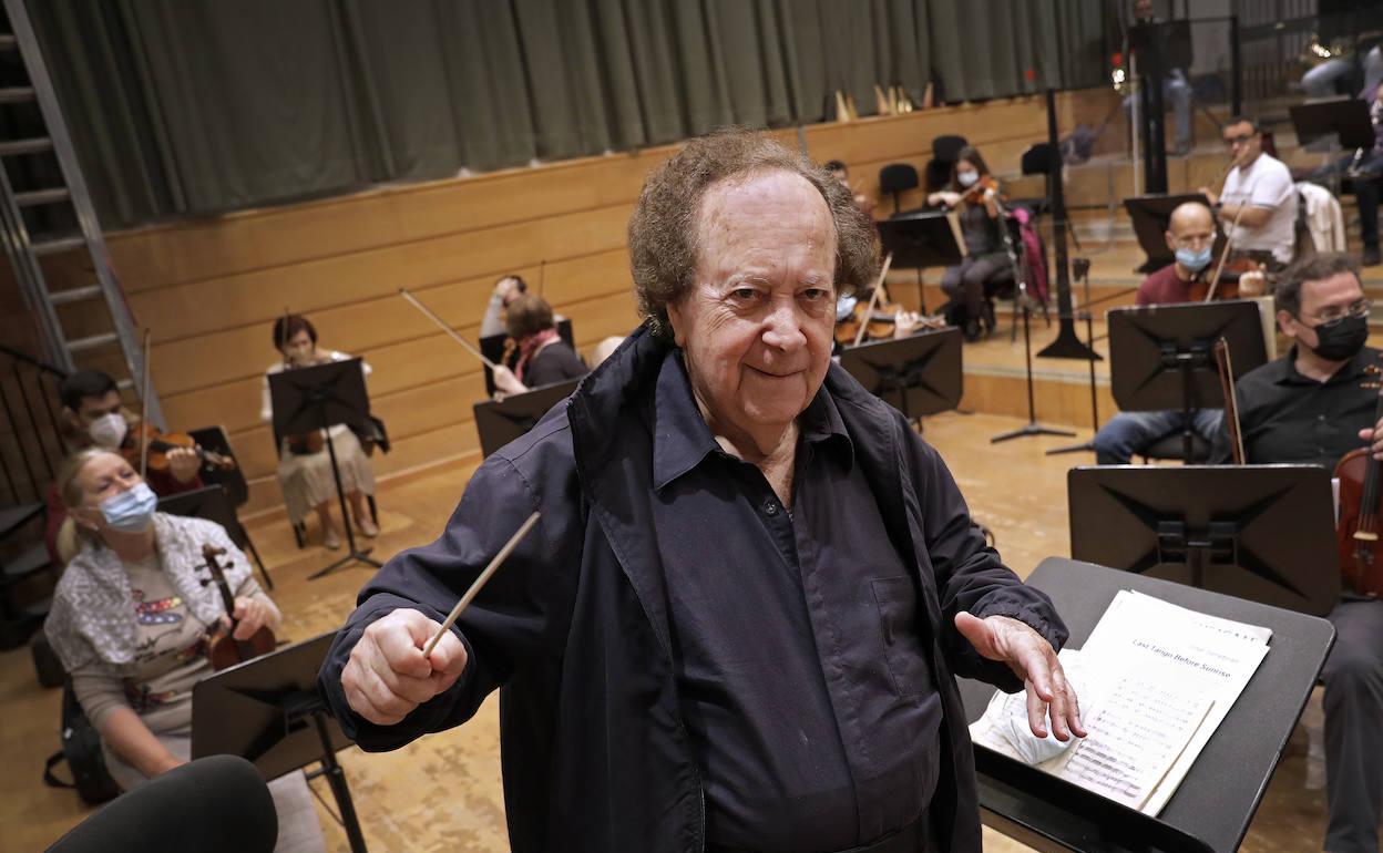 José Serebrier, en la sala de ensayo de la Orquesta Filarmónica de Málaga.