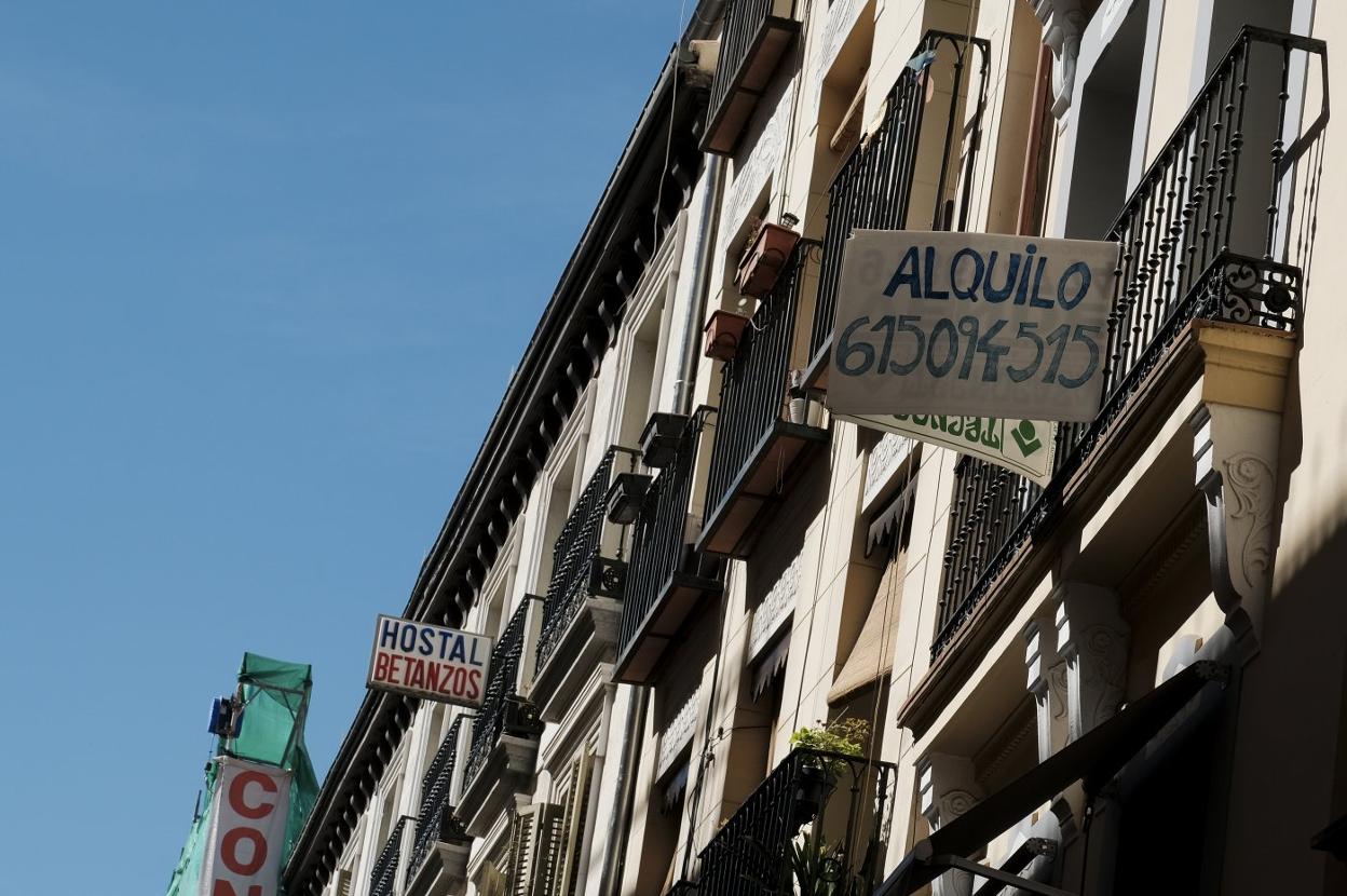 Un cartel anunciando el alquiler de un piso en el centro de Madrid. óscar chamorro