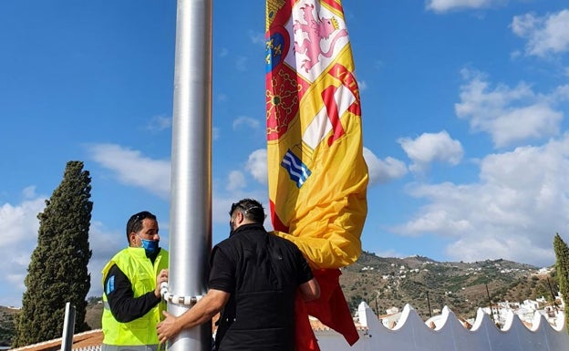 Operarios, en la colocación de la bandera, este jueves en Torrox. 