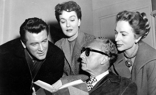 Rock Hudson, Jane Wyman y Agnes Moorehead junto a Douglas Sirk en el rodaje de 'Solo el cielo lo sabe' en 1954