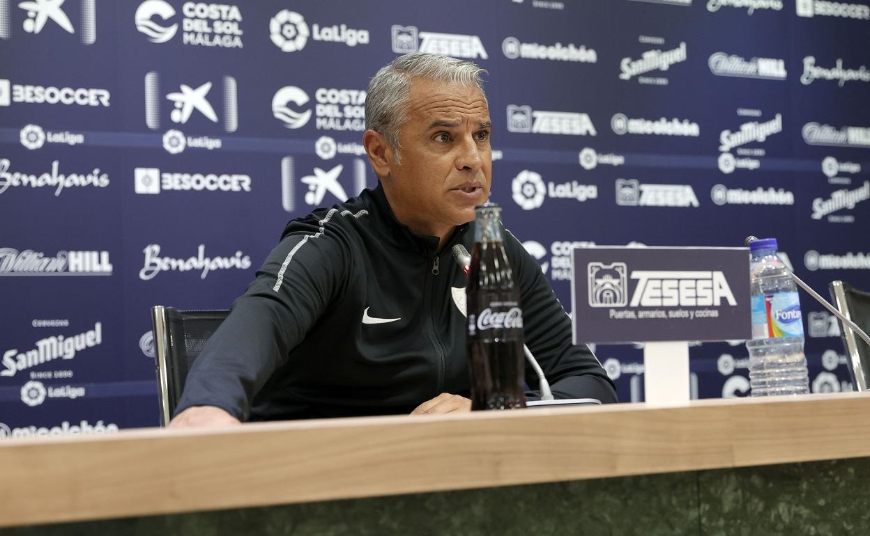 El entrenador del Málaga, Sergio Pellicer, en la sala de prensa de La Rosaleda.