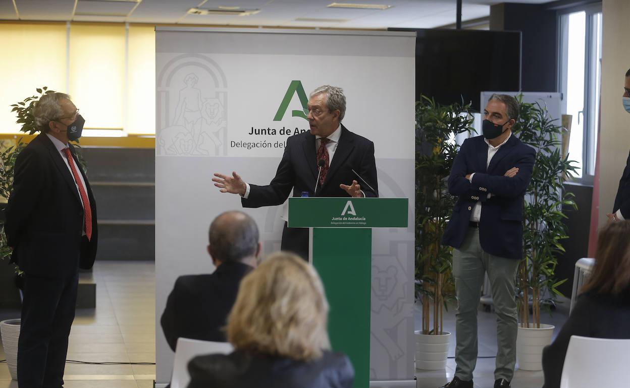 El consejero Rogelio Velasco, en el centro, durante su intervención. 