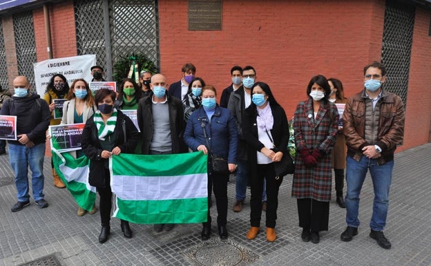 Valero y Velarde junto a las hermanas de García Caparrós y dirigentes de Podemos e IU, ayer, en el homenaje.