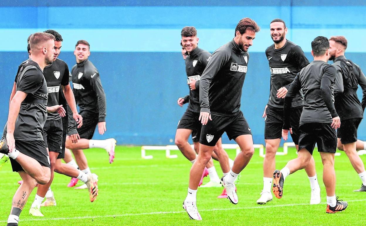 Algunos jugadores del Málaga, durante el entrenamiento de ayer en el Anexo de La Rosaleda. 