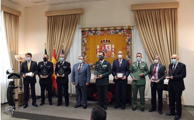 Ruiz Municio, con los galardonados con los Premios Caleta.