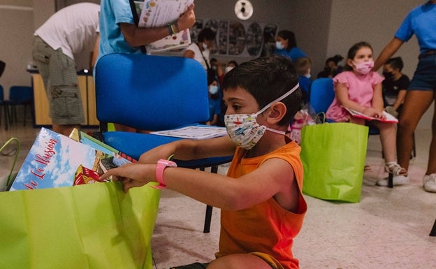 Uno de los pequeños de la asociación recibiendo un regalo en campañas pasadas.