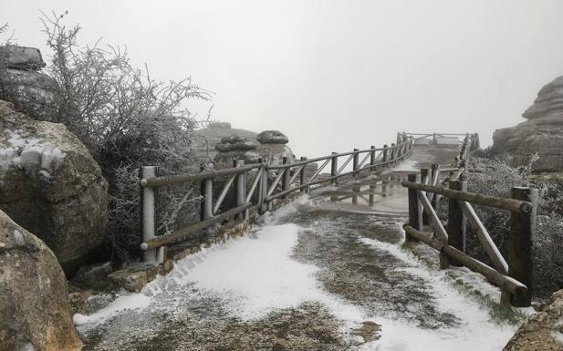 Imagen principal - Imágenes de El Torcal de Antequera y una vista de la Sierra Tejeda.