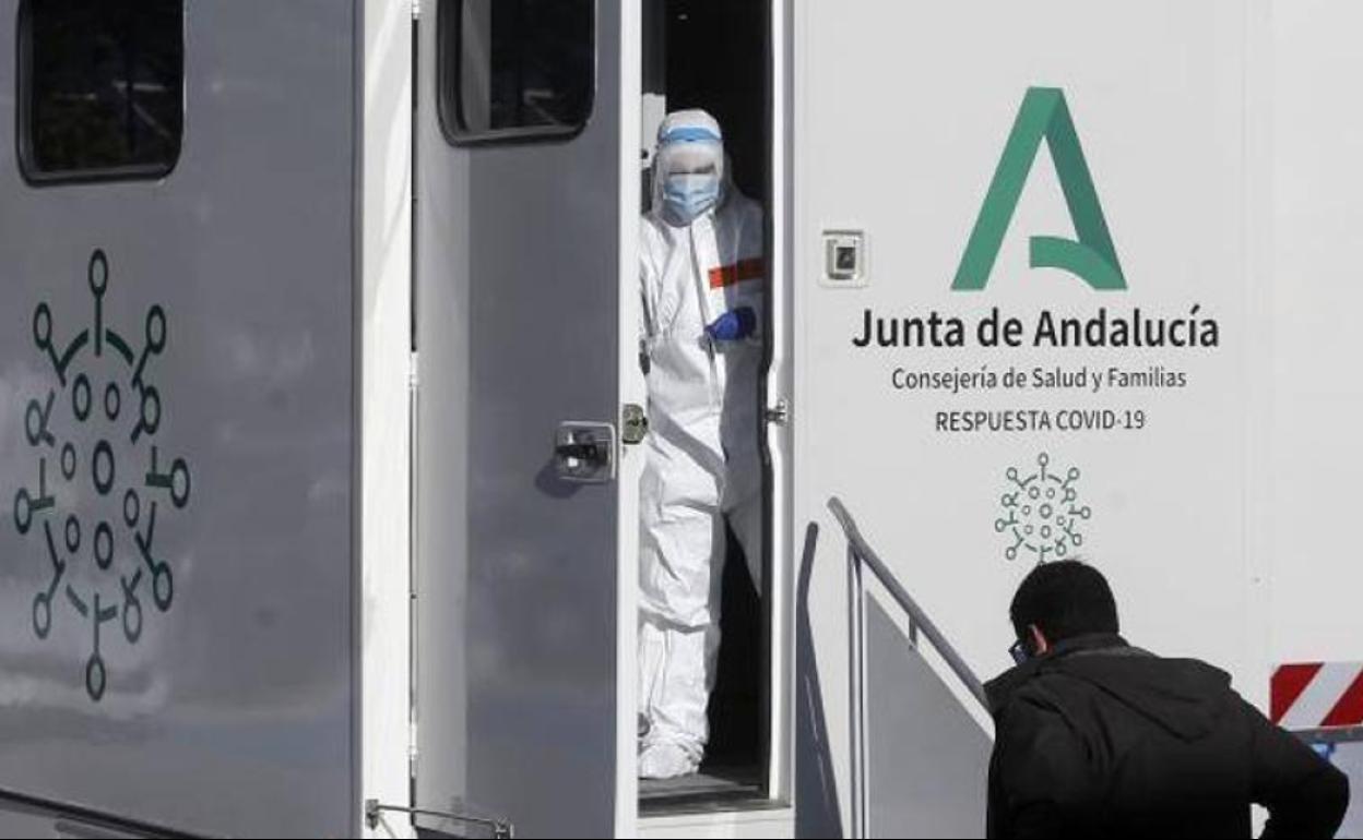 Un vecino de Cueva del Becerro se dispone a realizar la prueba del coronavirus. 