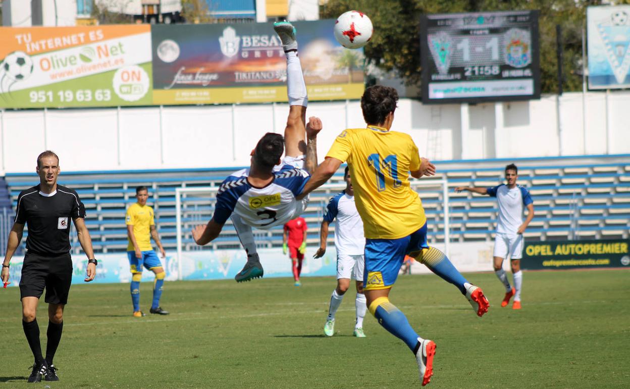 Una chilena del defensa del Marbella Marcos Ruiz.