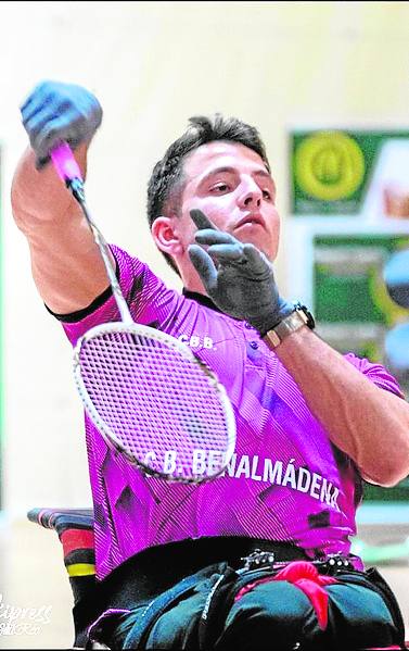 A finales de 2017 comenzó a entrenar con el Club Bádminton Benalmádena.