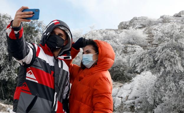 Imagen principal - Una pareja en El Torcal para ver la nieve. Sierra Tejeda desde Málaga capital.Imagen de Alfarbate.