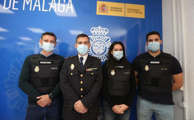 Los agentes del equipo de secuestros.