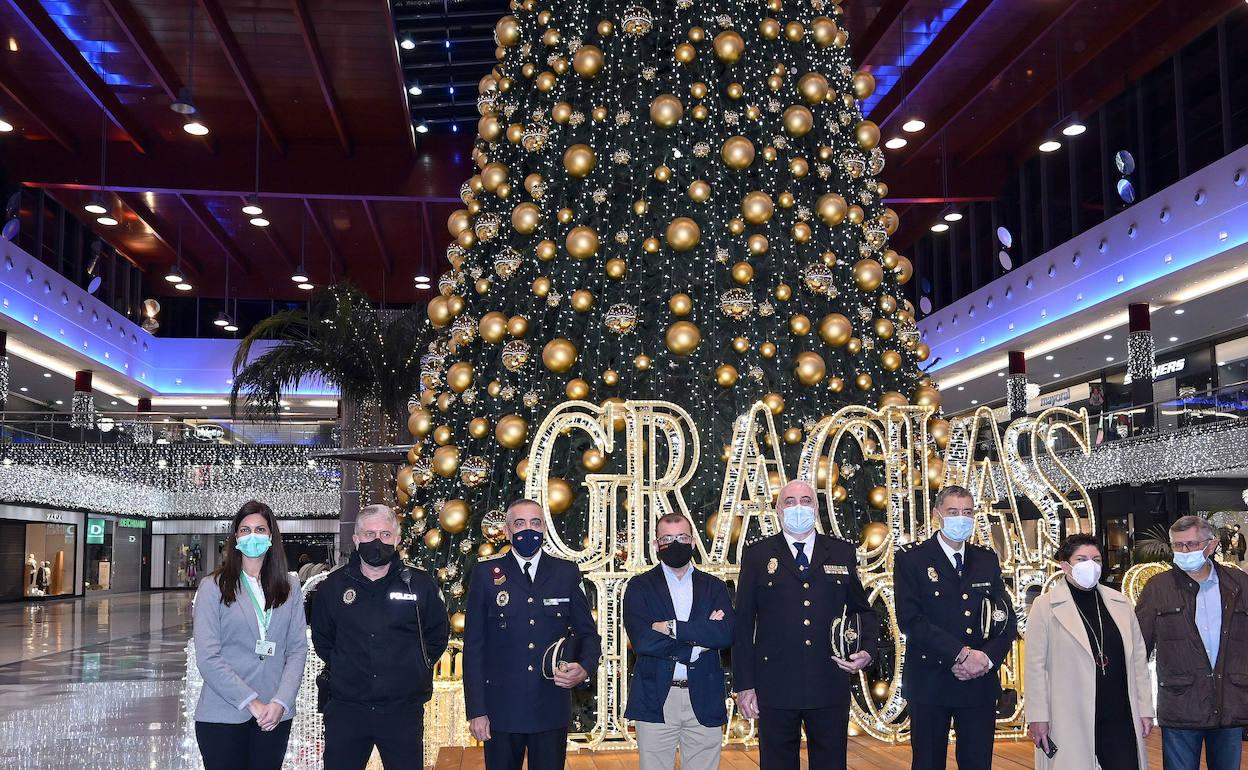 Representantes de las instituciones homenajeadas en el acto de encendido del árbol, situado detrás. 