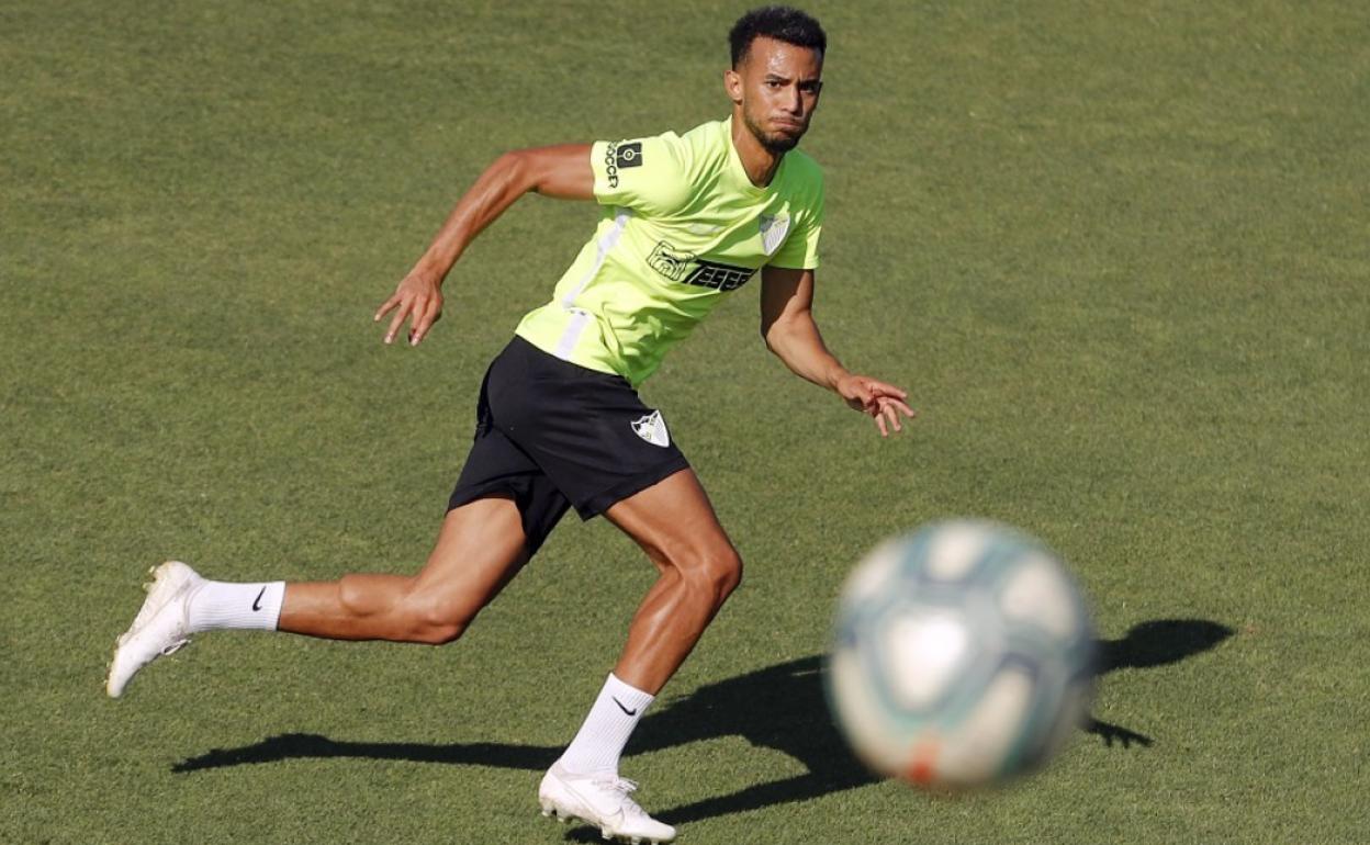 Hicham, en carrera, visualiza un desplazamiento en largo durante un entrenamiento con el Málaga. 