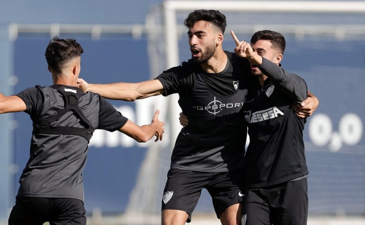 Juande, en el centro, junto a otros jugadores del Málaga en un entrenamiento en el Anexo de La Rosaleda. 