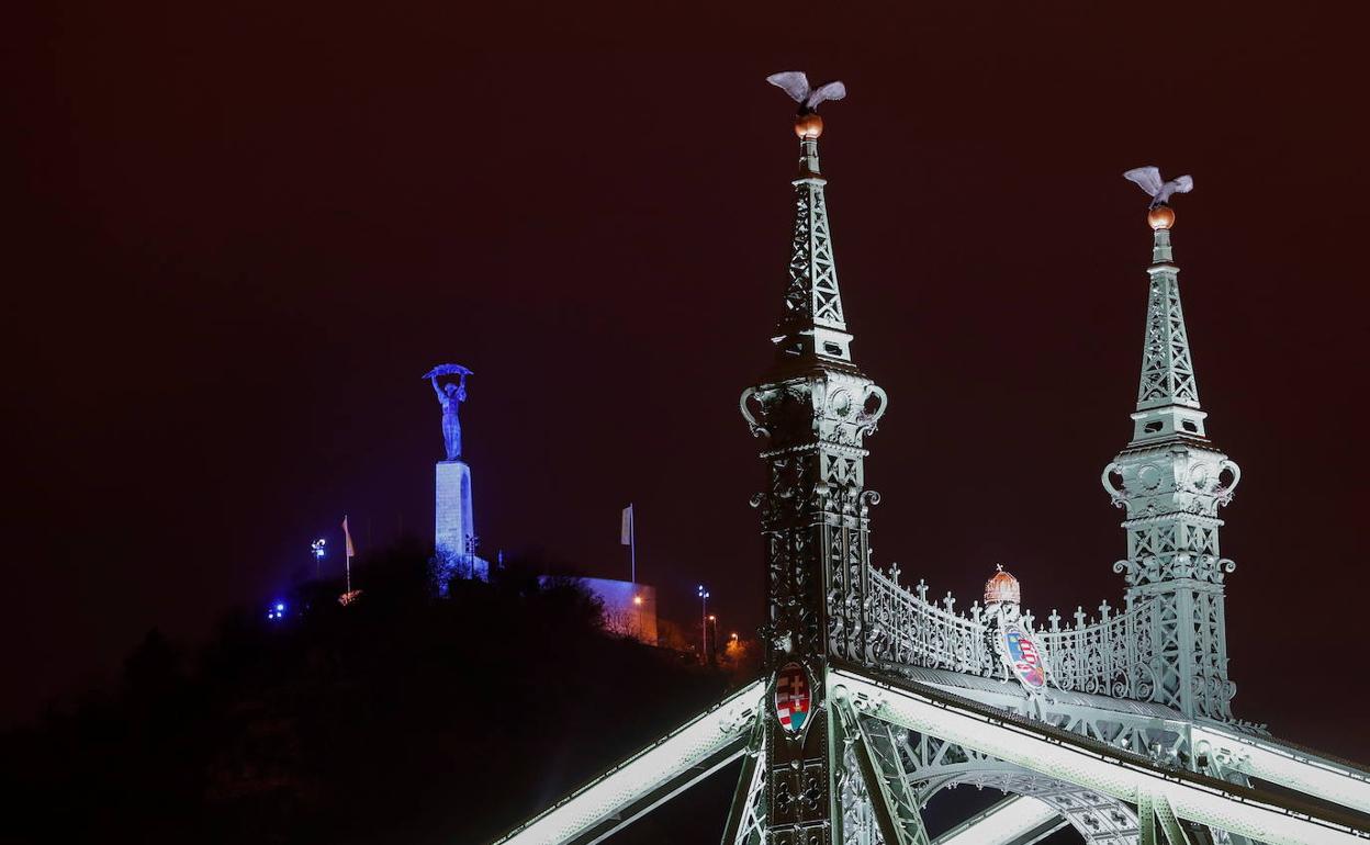 El color de la bandera de la Unión Europea ilumina los monumentos en Budapest.