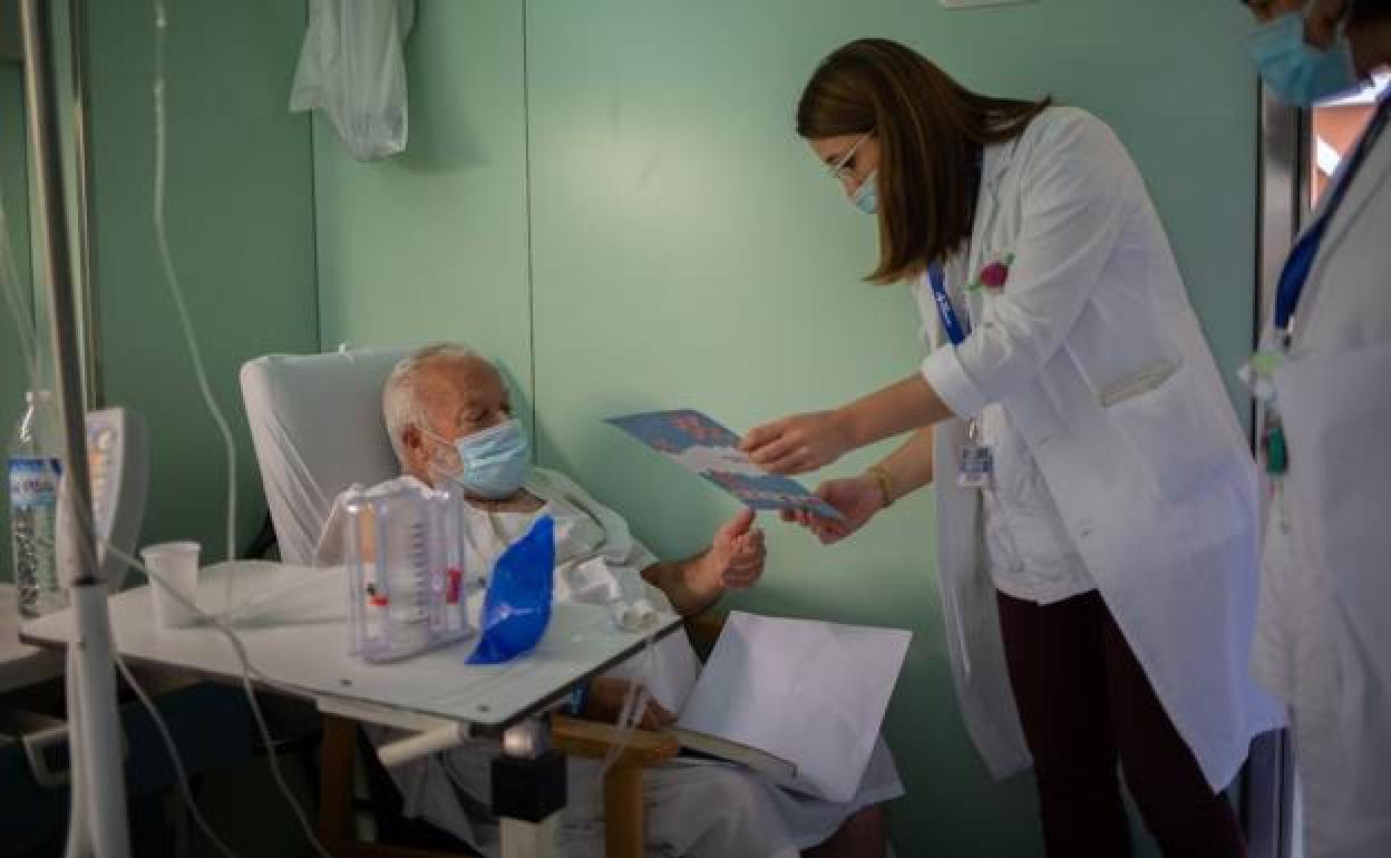 Andalucía suma 37 muertes, 366 casos en 24 horas y baja su tasa 20 puntos