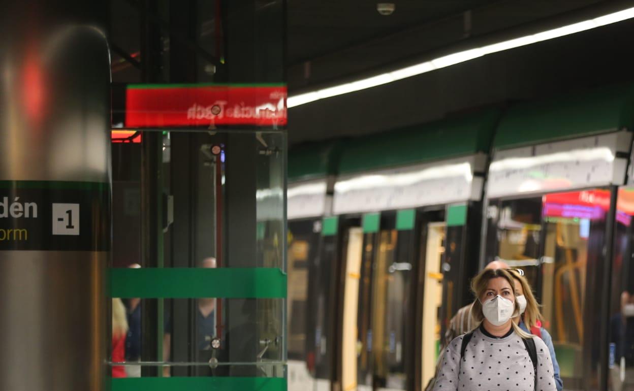 Pasajeros del metro de Málaga al salir del tren en una estación. 