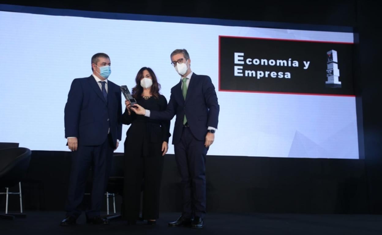 Juan Antonio y Daniel Rodríguez reciben el premio de manos de Nuria Triguero. 