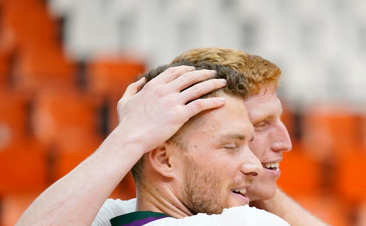 Mekel y Díaz se saludan durante un partido de la pasada temporada. 