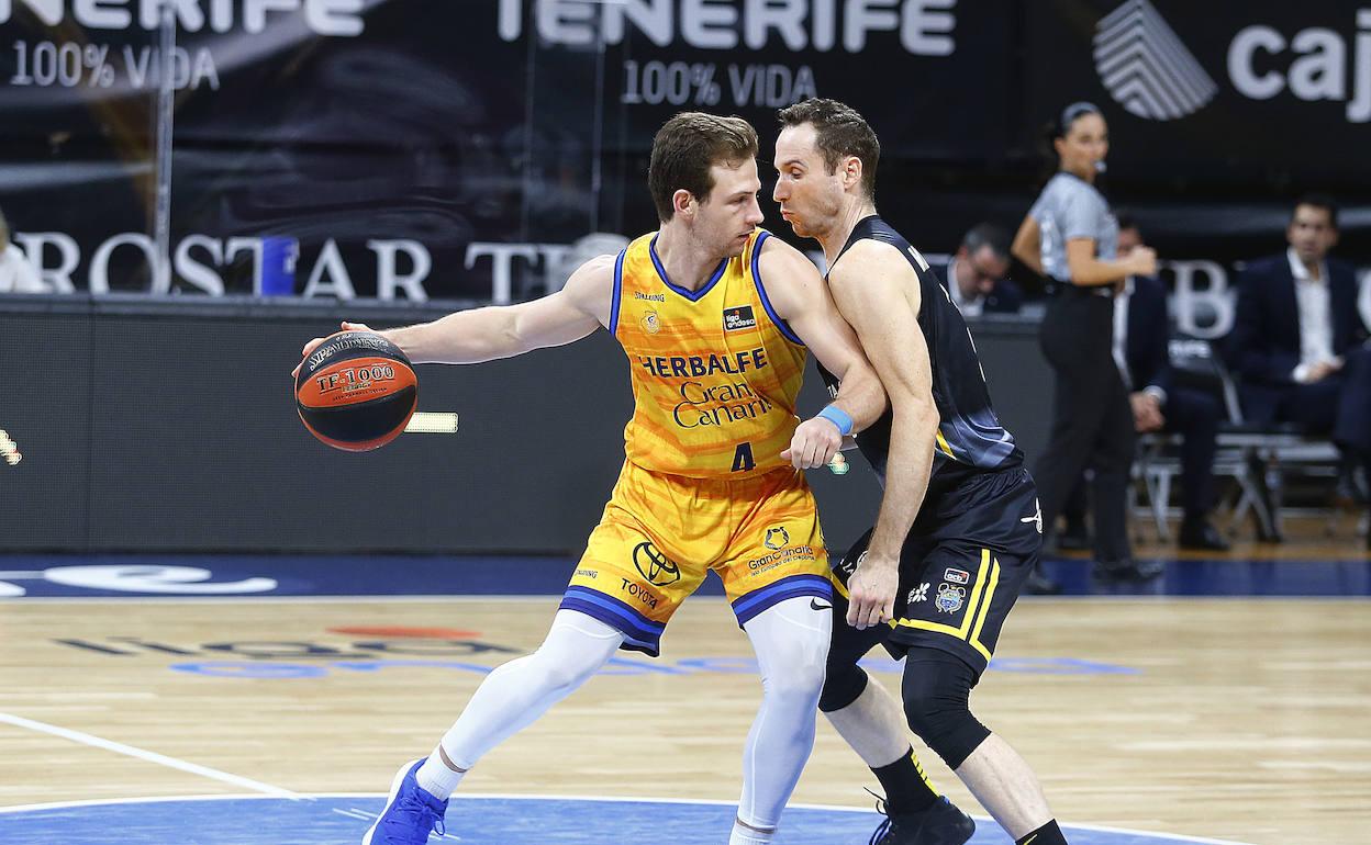 Ferrari, defendido por Huertas, en el derbi canario de la ACB. 