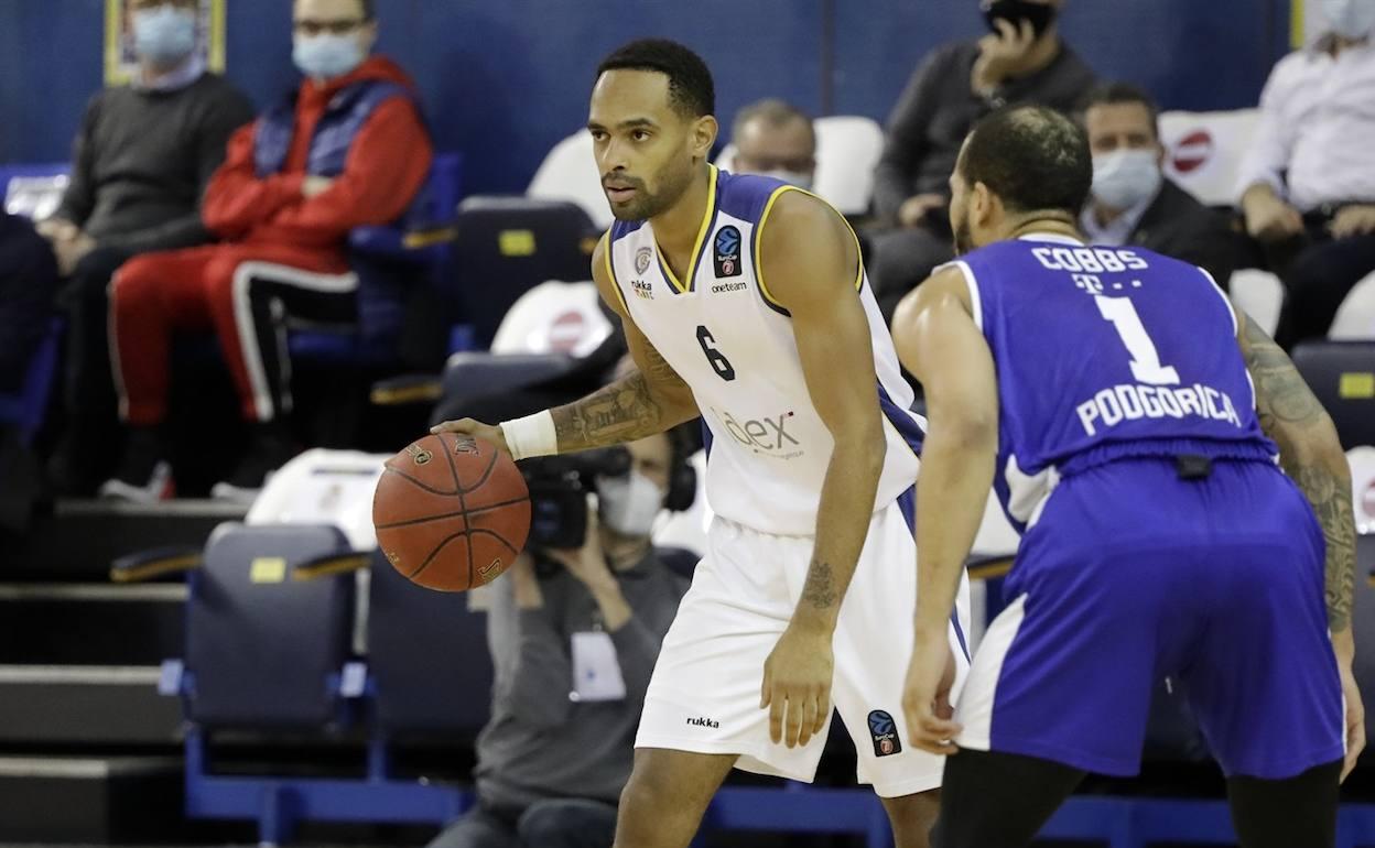 Michineau y Cobbs, en un duelo entre el Buducnost y el Boulogne Metropolitans. 