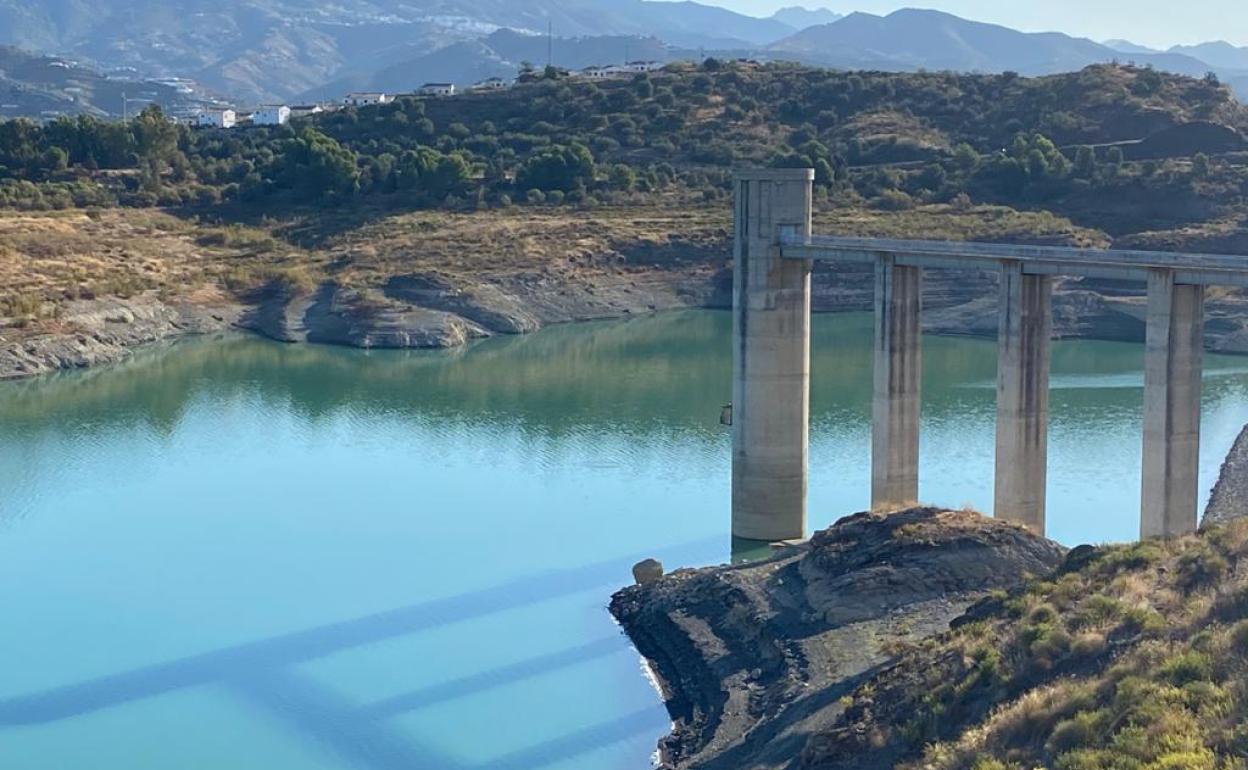 El embalse de La Viñuela almacena sólo 43,7 hectómetros cúbicos. 