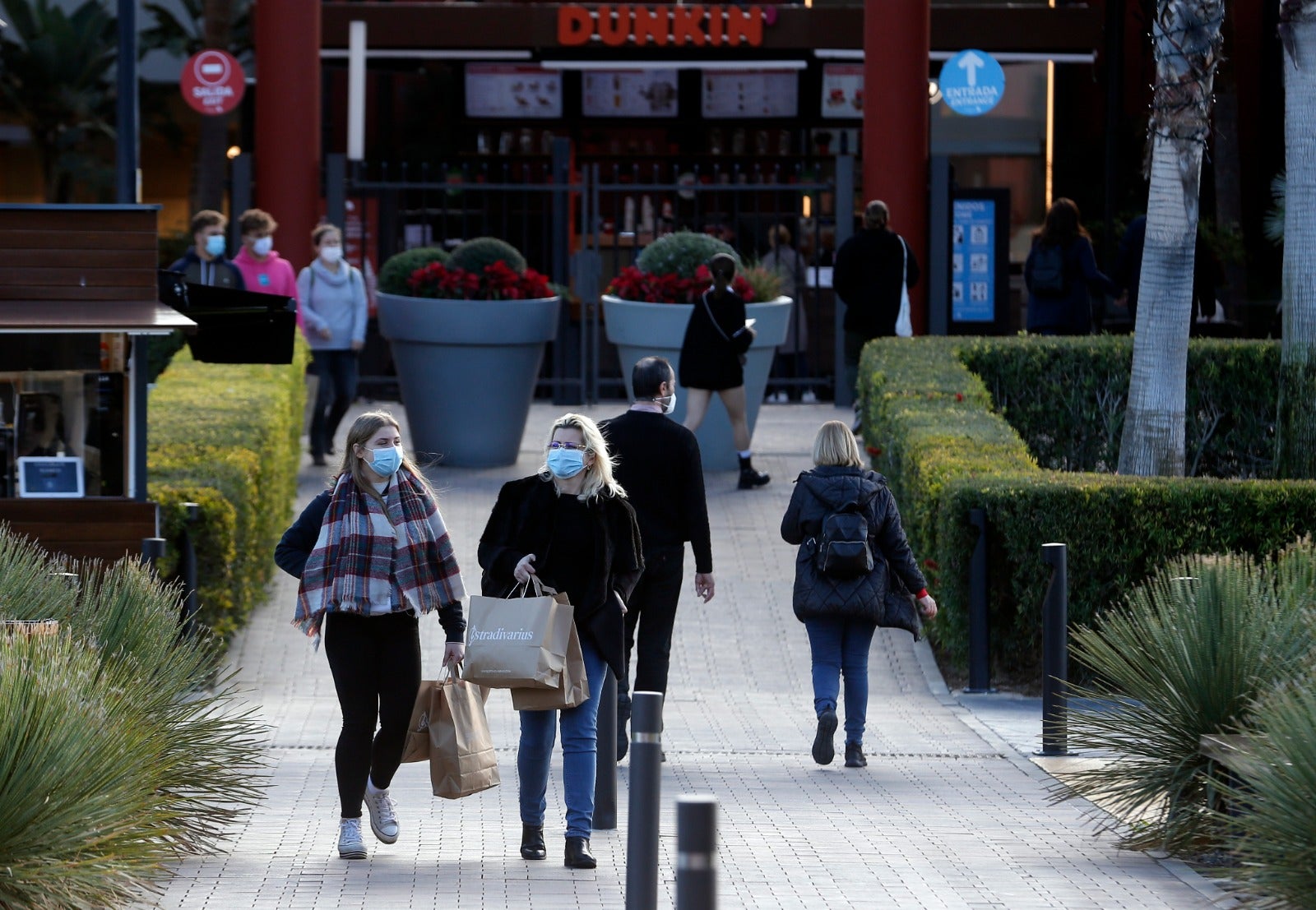 Los vecinos de fuera de Málaga aprovechan la reapertura de la movilidad entre municipios de las misma provincia y acuden a centros comerciales como el de Plaza Mayor. 