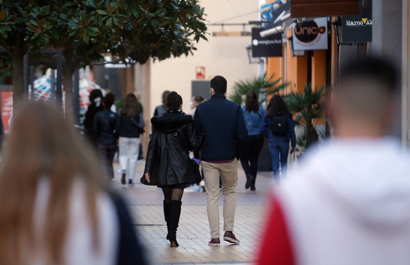 Los vecinos de fuera de Málaga aprovechan la reapertura de la movilidad entre municipios de las misma provincia y acuden a centros comerciales como el de Plaza Mayor. 