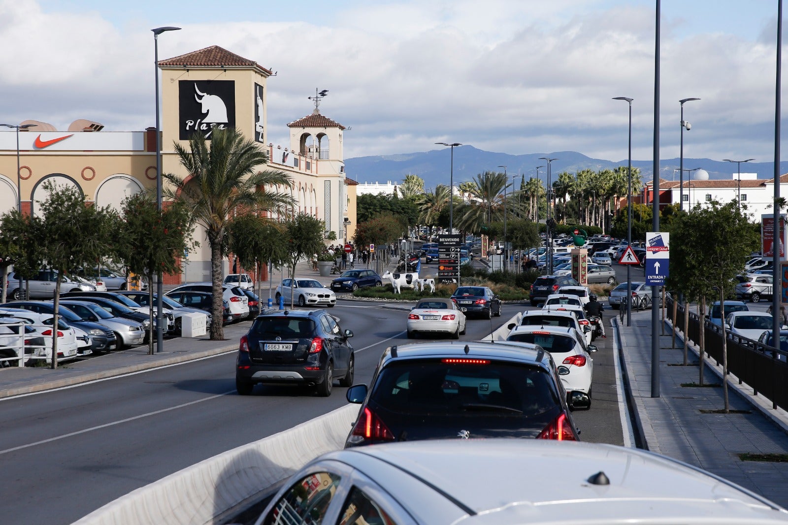 Los vecinos de fuera de Málaga aprovechan la reapertura de la movilidad entre municipios de las misma provincia y acuden a centros comerciales como el de Plaza Mayor. 