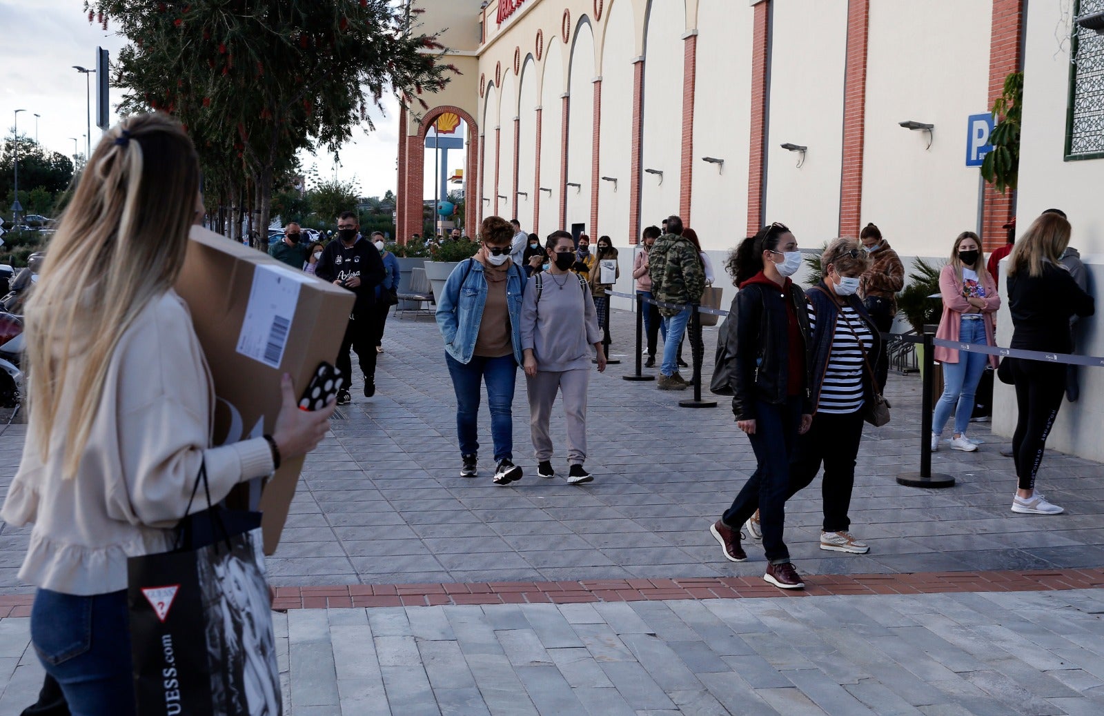 Los vecinos de fuera de Málaga aprovechan la reapertura de la movilidad entre municipios de las misma provincia y acuden a centros comerciales como el de Plaza Mayor. 