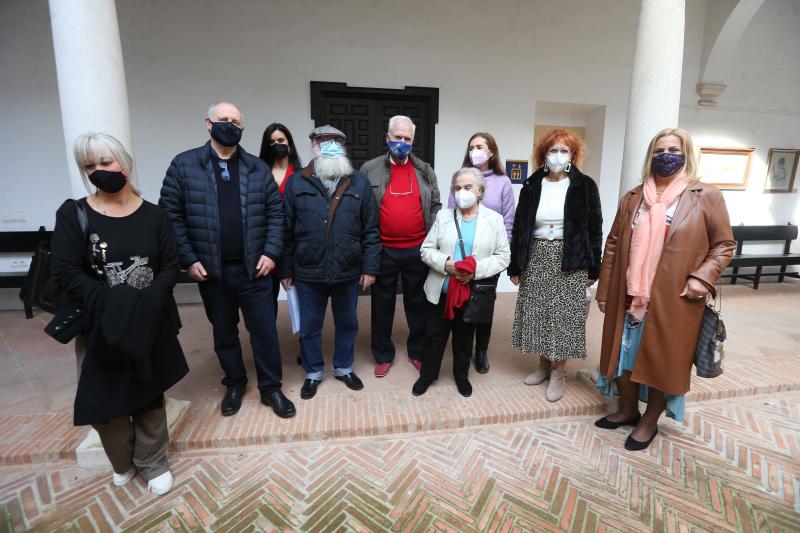 El grupo de pintores expondrán sus postales navideñas hasta el 6 de enero en el patio de la Agrupación de Cofradías