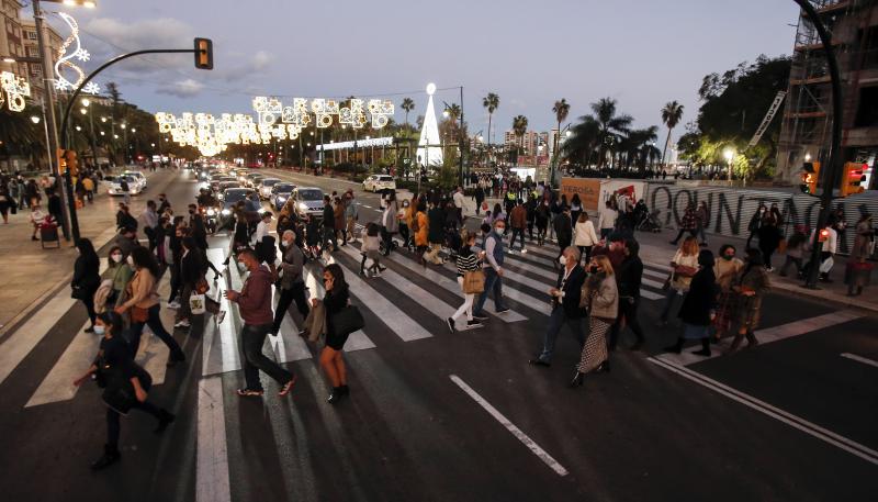 El cierre de bares y restaurantes reduce a partir de las seis la afluencia al Centro en el primer día con movilidad entre municipios