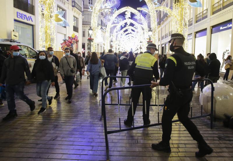 El cierre de bares y restaurantes reduce a partir de las seis la afluencia al Centro en el primer día con movilidad entre municipios