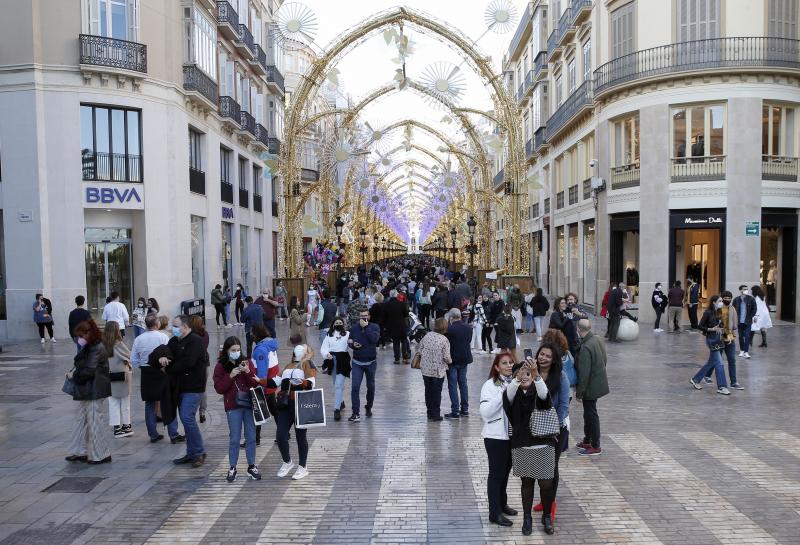 El cierre de bares y restaurantes reduce a partir de las seis la afluencia al Centro en el primer día con movilidad entre municipios