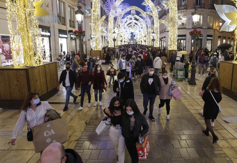 El cierre de bares y restaurantes reduce a partir de las seis la afluencia al Centro en el primer día con movilidad entre municipios